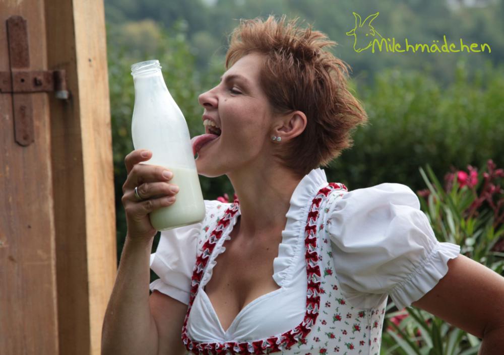 Sonja Trummer mit Milchflasche