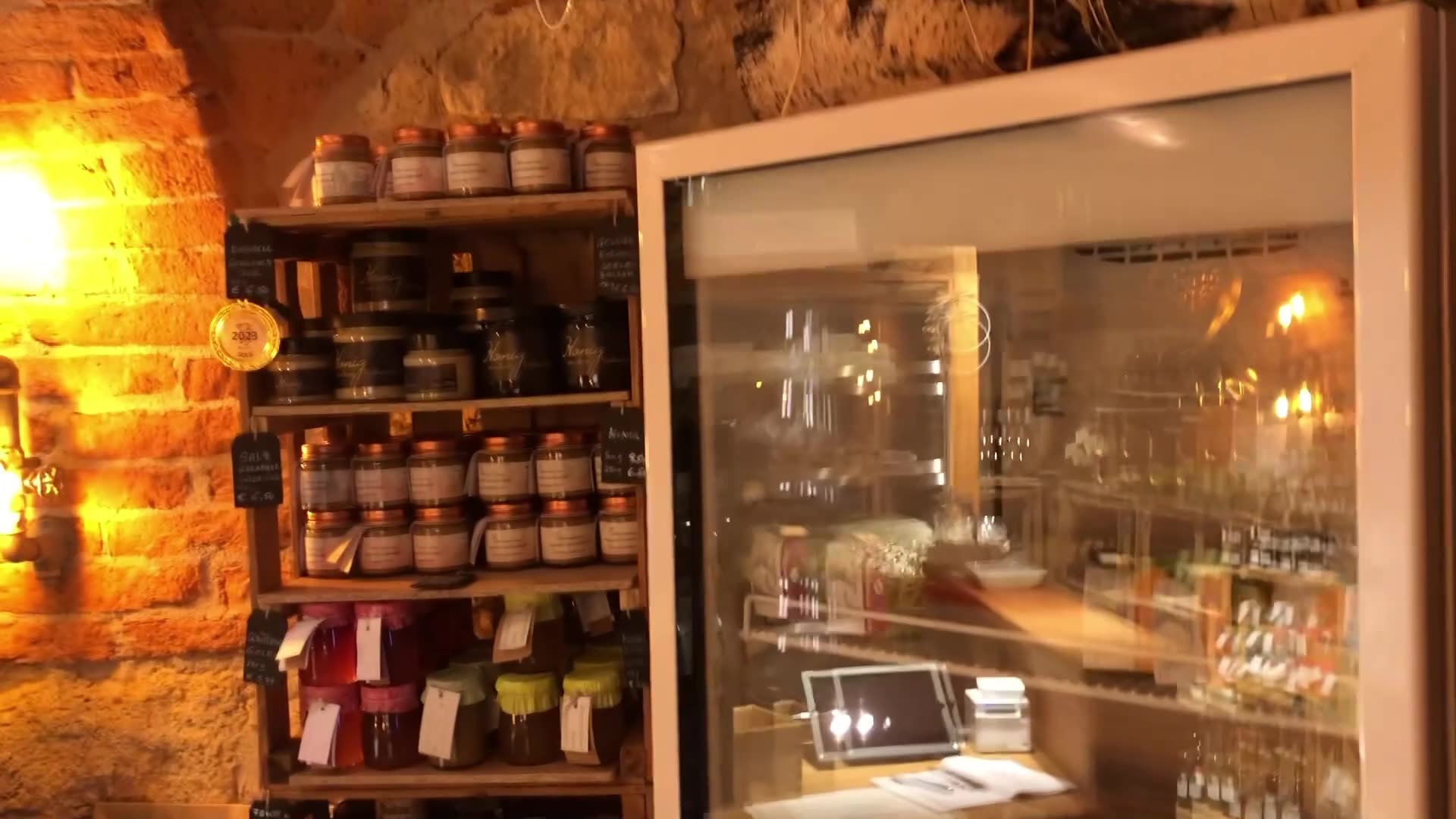 Vorschaubild des Milchmädchen-Ziegenhofs mit Einblick in Genussladen und Hof